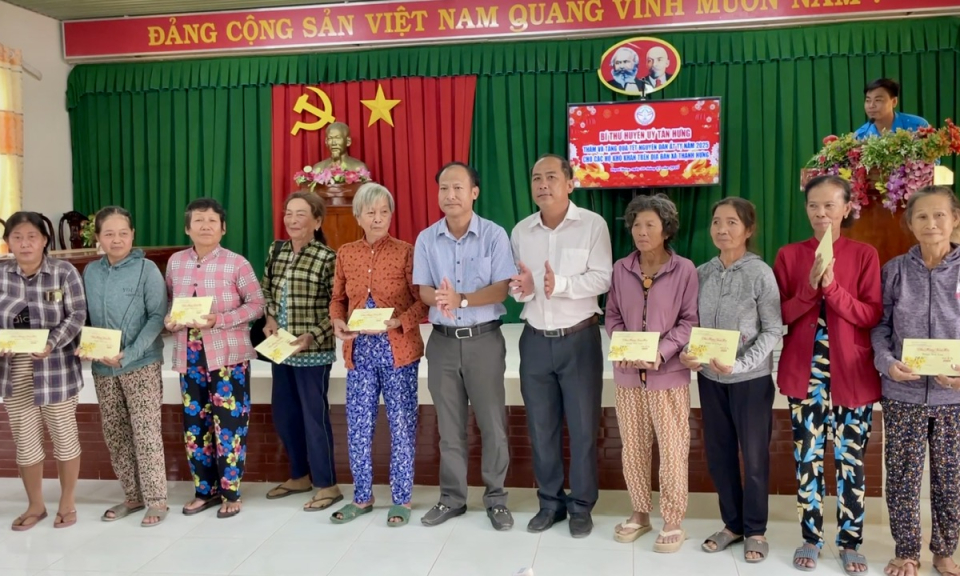 Bí thư Huyện ủy Tân Hưng thăm tặng quà Tết hộ nghèo, hộ khó khăn