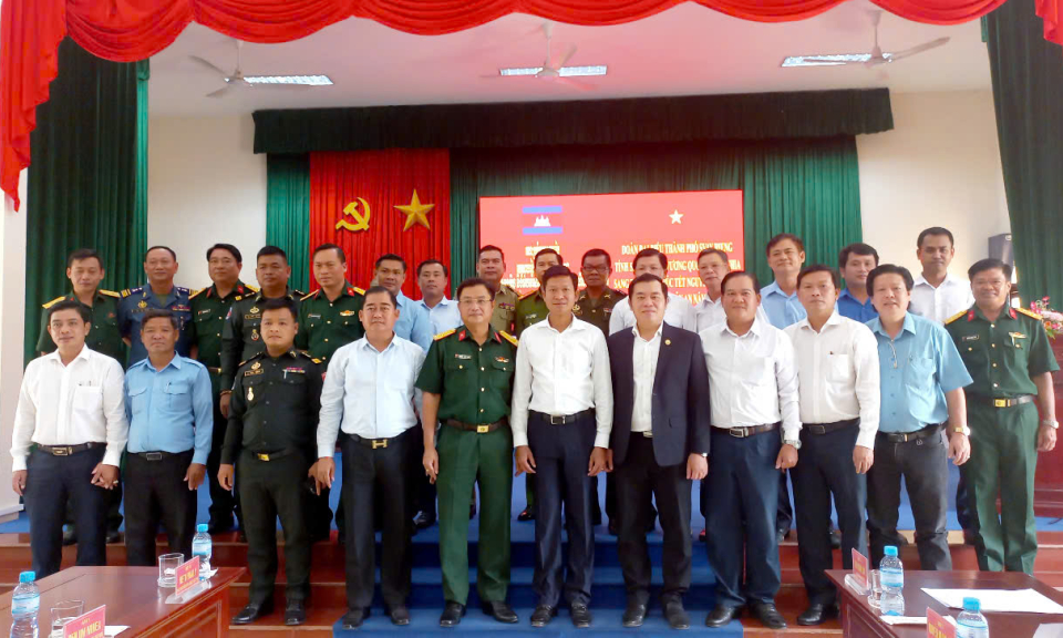 Đoàn đại biểu thành phố Svay Rieng, tỉnh Sray Rieng thăm, chúc Tết thành phố Tân An