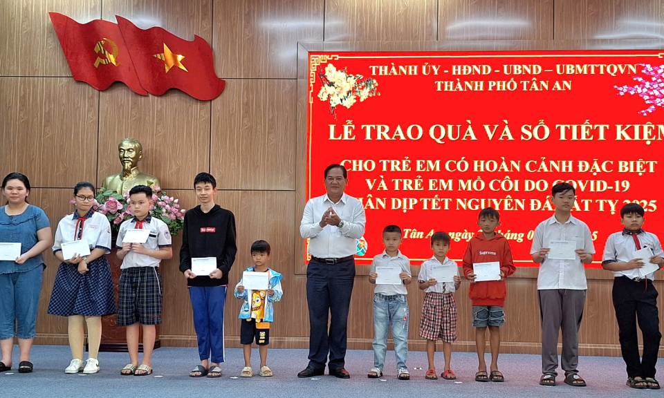 Thành phố Tân An trao quà Tết cho trẻ em có hoàn cảnh khó khăn