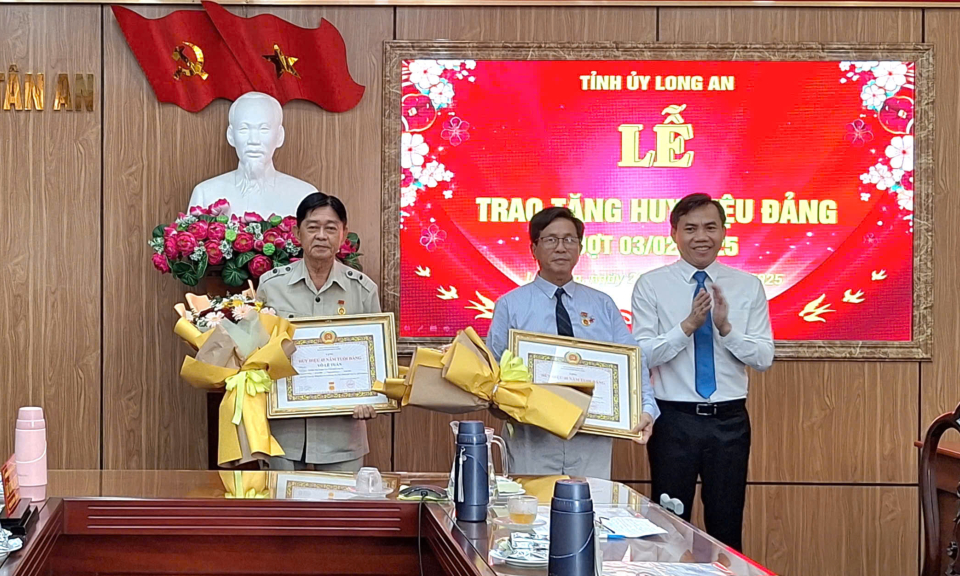 Đảng bộ thành phố Tân An trao Huy hiệu Đảng cho các đảng viên