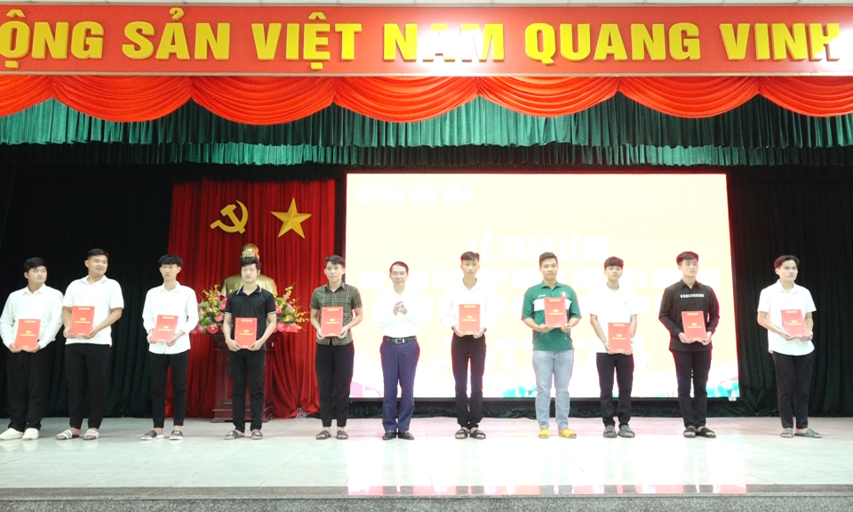 Đức Hòa trao lệnh gọi công dân nhập ngũ, thực hiện nghĩa vụ quân sự năm 2025