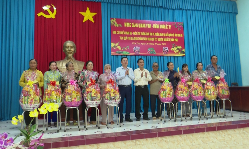 Tân Trụ: Lãnh đạo tỉnh tặng quà gia đình chính sách dịp Tết Ất Tỵ 2025