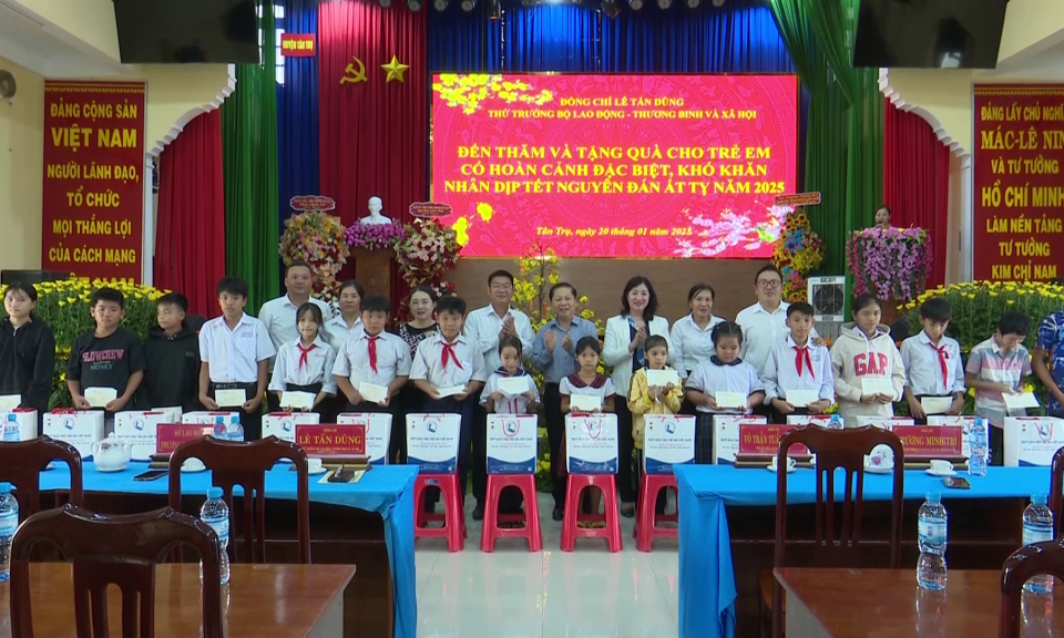 Thứ trưởng Bộ Lao động - Thương binh và Xã hội tặng quà Tết trẻ em hoàn cảnh khó khăn tại Tân Trụ
