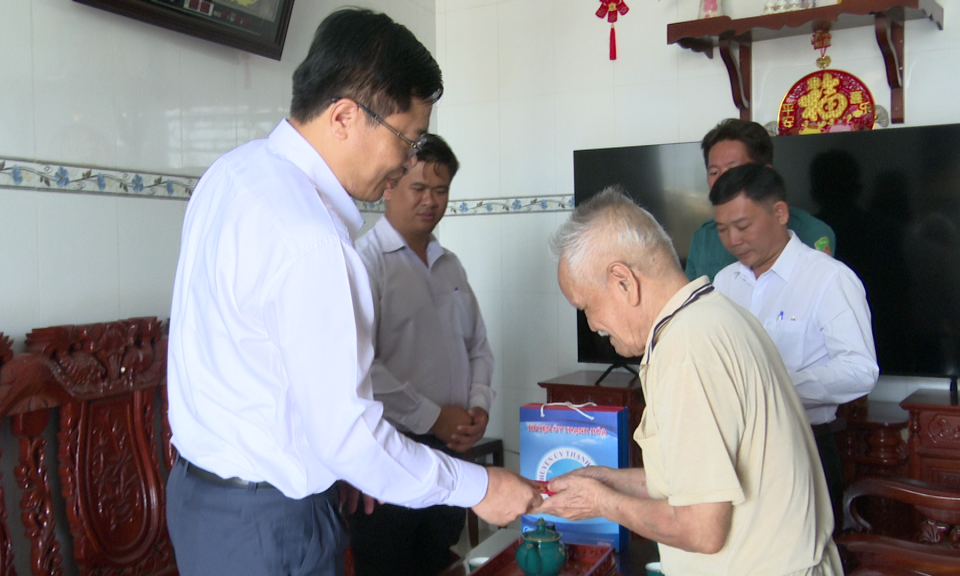 Bí thư Huyện ủy Thạnh Hóa thăm đảng viên cao niên và người cao tuổi 