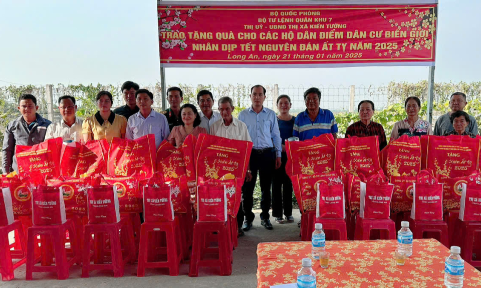 Bí thư Thị xã ủy Kiến Tường thăm, tặng quà tại điểm dân cư biên giới