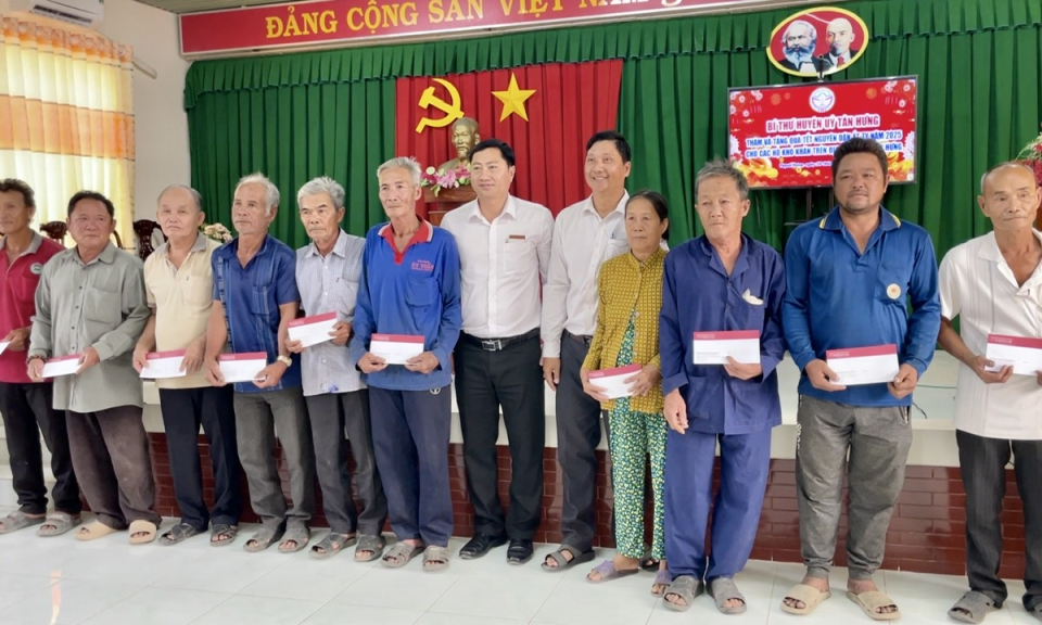 Agribank - Chi nhánh huyện Tân Hưng tặng 100 phần quà Tết cho hộ nghèo, hộ khó khăn
