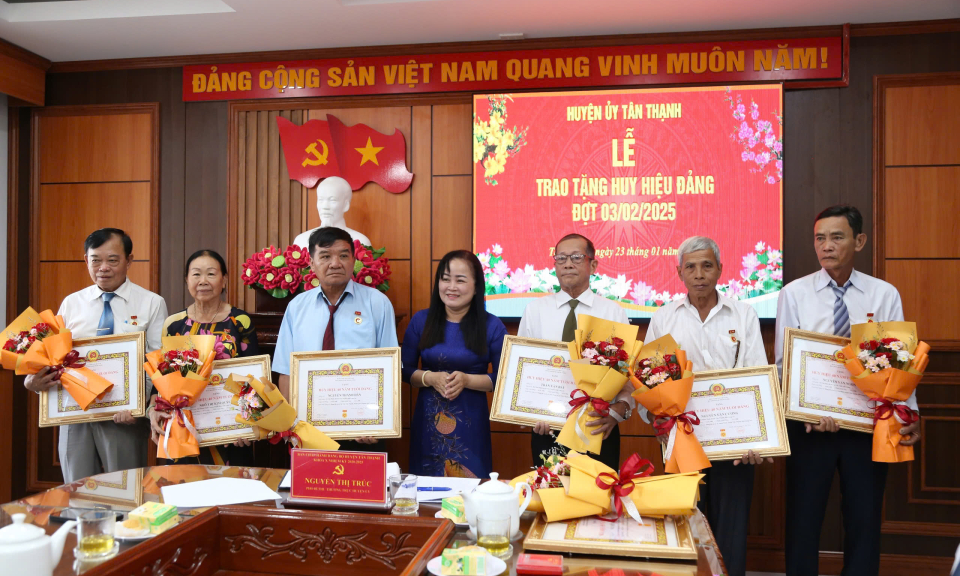 Huyện Tân Thạnh trao huy hiệu Đảng đợt 3/2