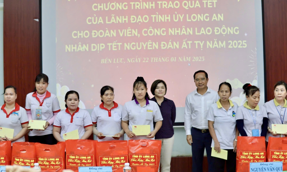 Bí thư Tỉnh uỷ tặng quà Tết tại huyện Bến Lức 