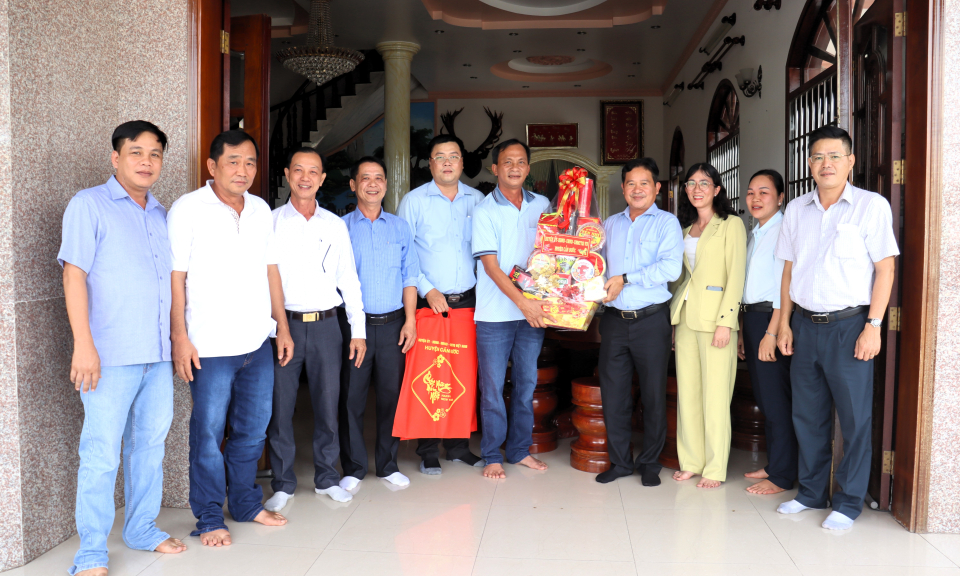 Lãnh đạo Cần Đước thăm, chúc Tết các doanh nghiệp