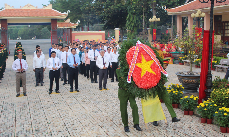 Đức Huệ tổ chức lễ viếng Nghĩa trang liệt sĩ mừng Đảng, mừng Xuân Ất Tỵ 2025