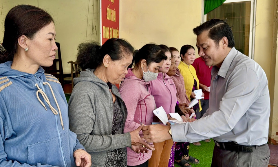 Tân Hưng chăm lo Tết cho gia đình chính sách, gia đình khó khăn