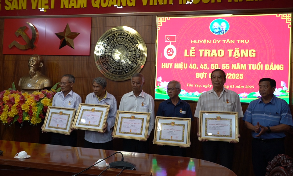 Tân Trụ trao tặng Huy hiệu Đảng đợt 03/02