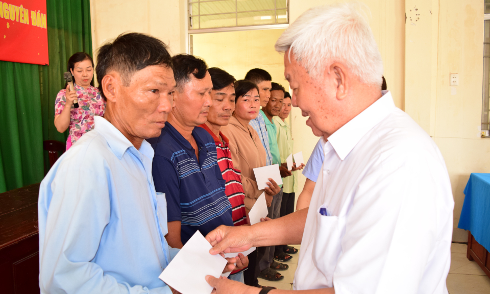 Nguyên Bí thư Tỉnh ủy - Lê Thanh Tâm tặng quà các gia đình khó khăn tại huyện Thạnh Hóa