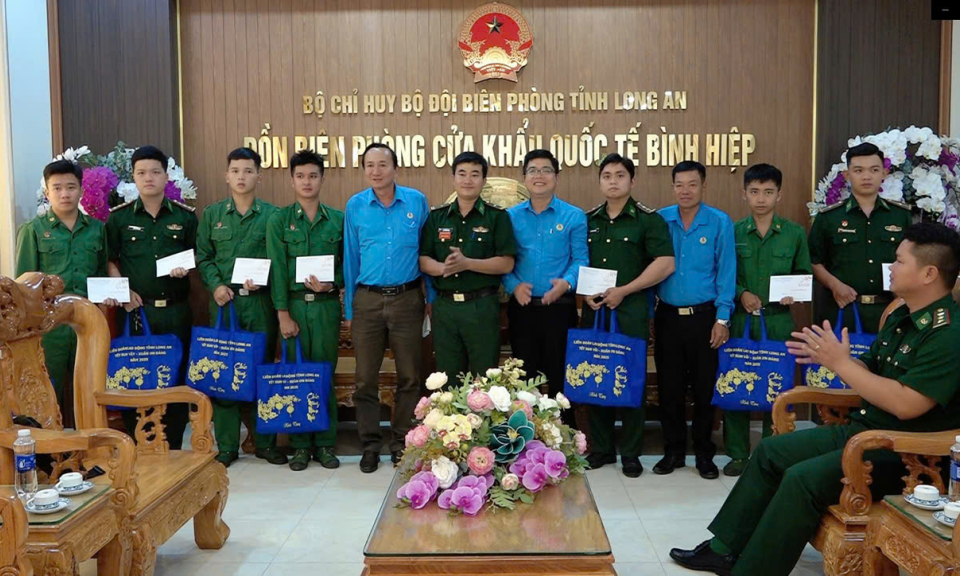 Kiến Tường: Liên đoàn Lao động tỉnh thăm, chúc tết đồn Biên phòng