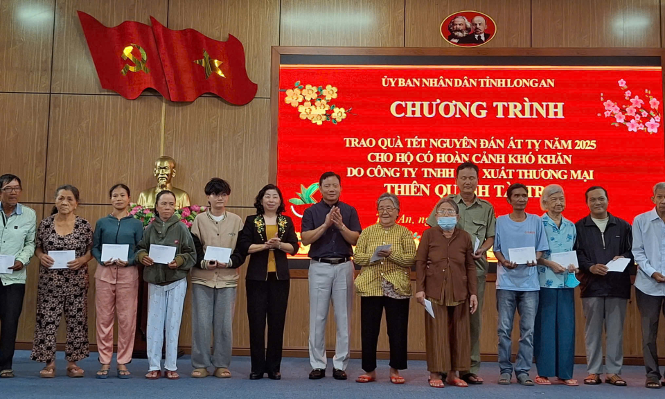 Phó Chủ tịch UBND tỉnh trao quà cho hộ nghèo thành phố Tân An