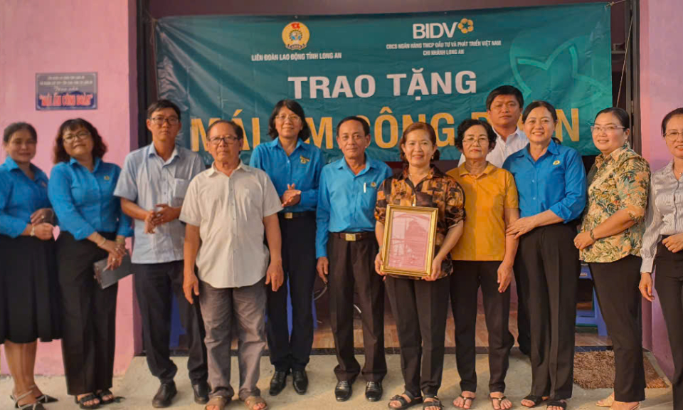 Liên đoàn Lao động tỉnh tặng nhà Mái ấm công đoàn tại huyện Tân Thạnh