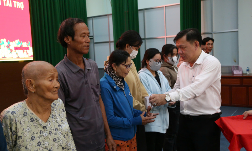 Tân Thạnh tặng 200 phần quà Tết cho gia đình chính sách và hộ khó khăn