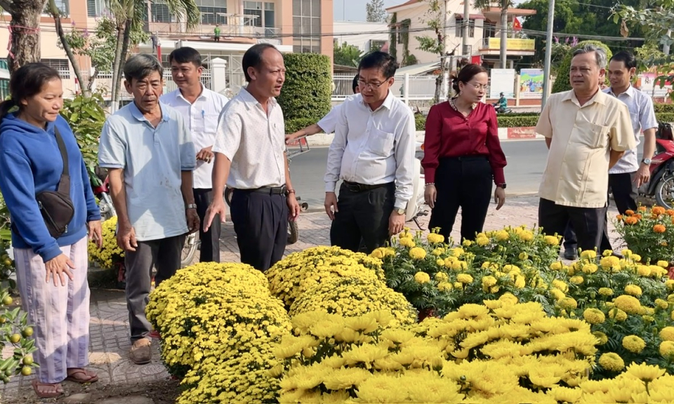  Lãnh đạo huyện Tân Hưng thăm tiểu thương Chợ hoa Tết