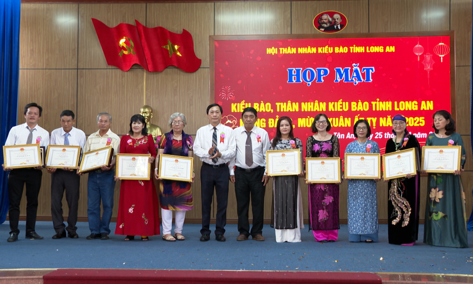 Long An họp mặt kiều bào, thân nhân kiều bào dịp Tết Nguyên đán Ất Tỵ năm 2025
