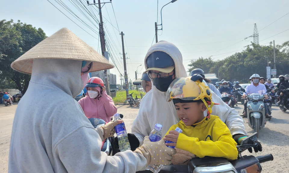Nước suối nghĩa tình cho người dân miền Tây trở lại Thành phố Hồ Chí Minh làm việc sau Tết