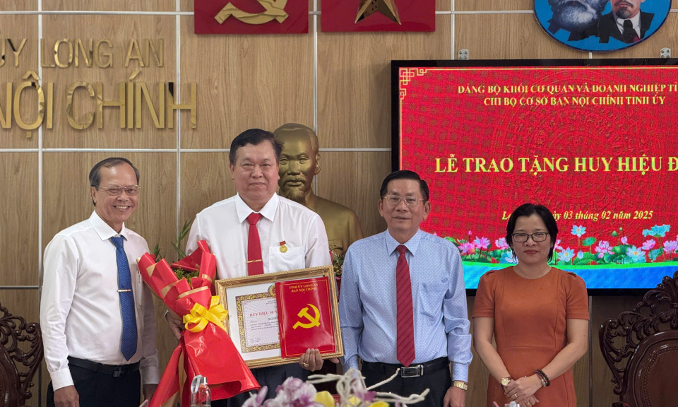 Trao huy hiệu 30 năm tuổi Đảng