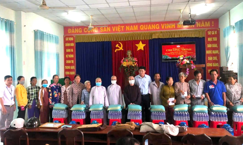 Cần Đước trên 40 tỷ đồng chăm lo Tết cho gia đình chính sách, hộ nghèo