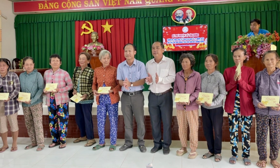 Tân Hưng trao tặng hơn 7.600 phần quà Tết cho gia đình chính sách, đối tượng khó khăn 