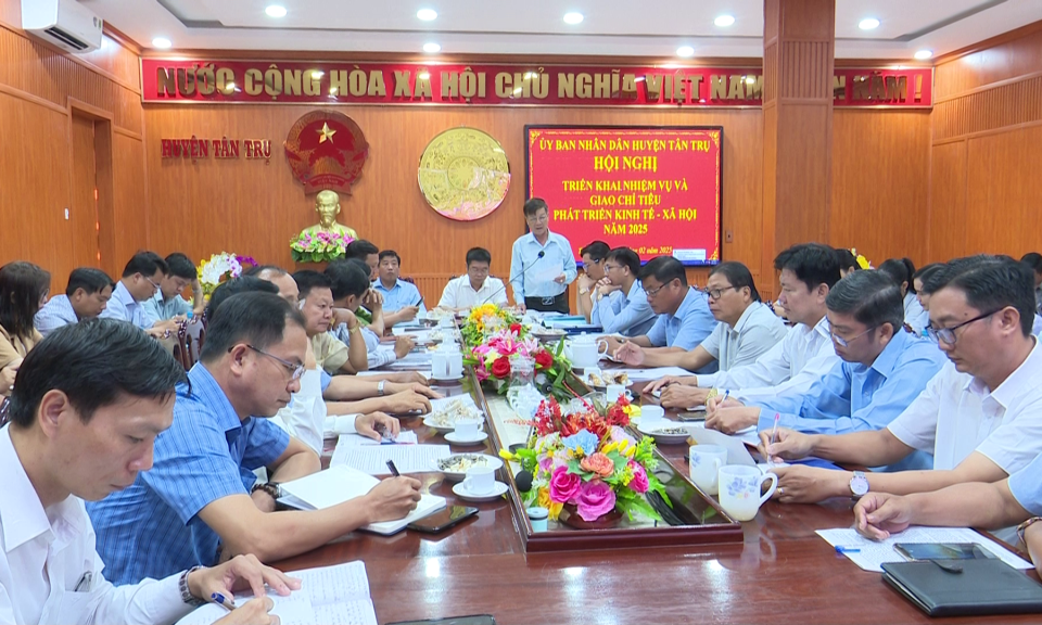 Tân Trụ triển khai nhiệm vụ và giao chỉ tiêu phát triển kinh  tế- xã hội năm 2025