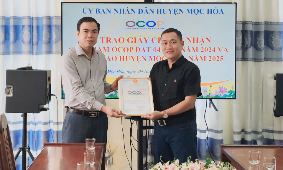 UBND huyện Mộc Hóa công bố và trao giấy chứng nhận sản phẩm OCOP 