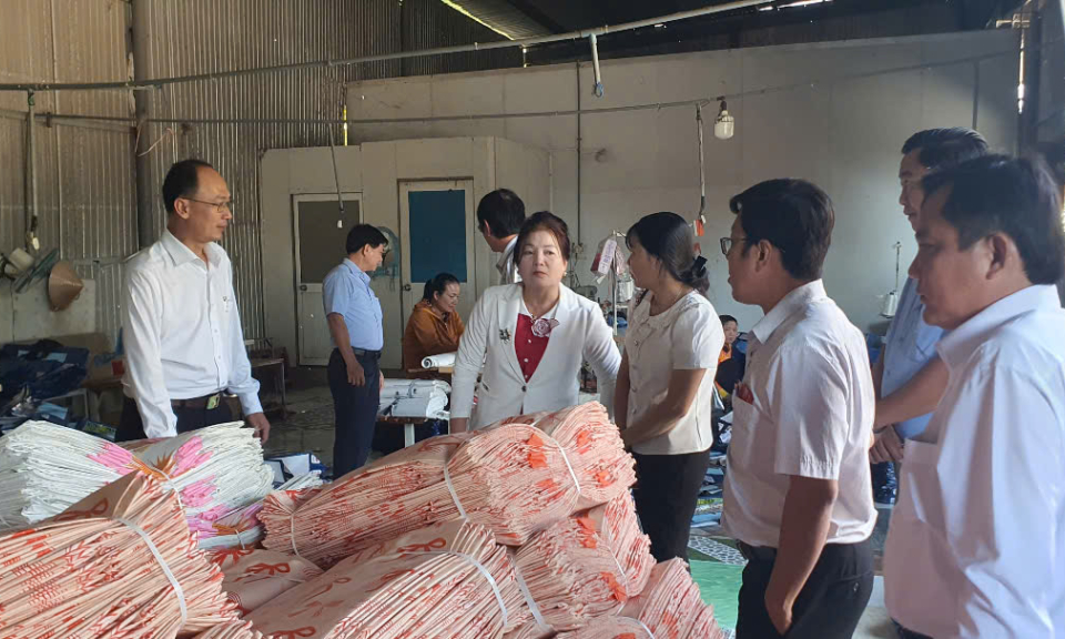 Chủ tịch UBND huyện Tân Thạnh thăm chúc mừng Doanh nghiệp đầu năm