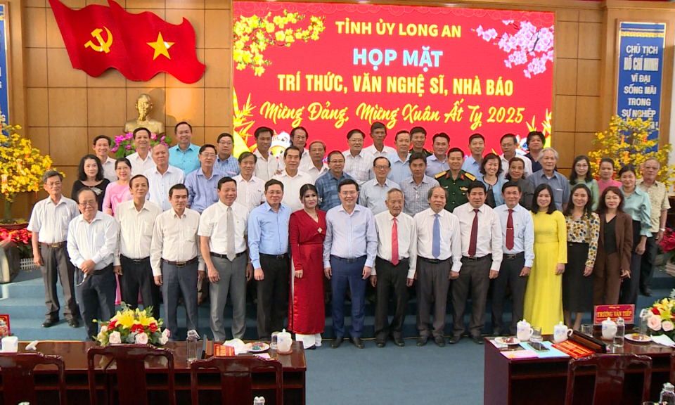 Long An họp mặt trí thức, văn nghệ sĩ, nhà báo mừng Đảng, mừng Xuân Ất Tỵ năm 2025