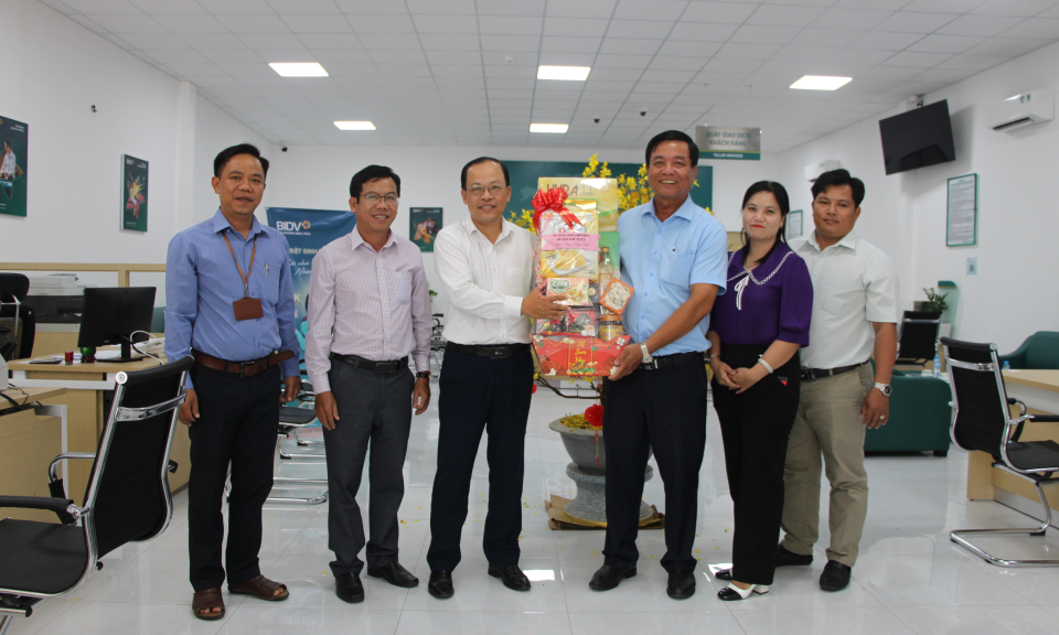 Lãnh đạo huyện Tân Thạnh thăm chúc mừng Doanh nghiệp đầu năm