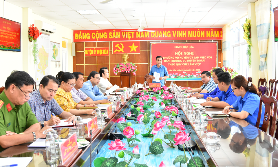 Ban Thường vụ Huyện ủy Mộc Hóa làm việc với Ban Thường vụ Huyện đoàn