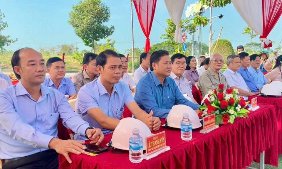 Tân Hưng khởi công công trình làm mới các vỉa hè nội ô Khu B 