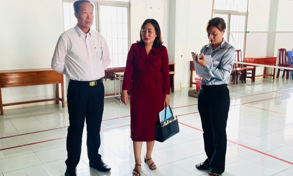 Tân Hưng kiểm tra công tác chuẩn bị Đại hội Đảng tại xã Hưng Điền B