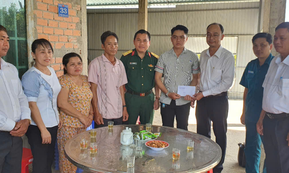Chủ tịch UBND huyện Tân Thạnh thăm, động viên thanh niên chuẩn bị nhập ngũ năm 2025