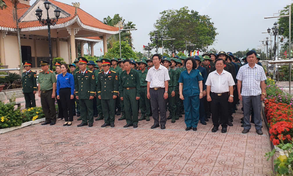 Huyện Tân Thạnh thanh niên viếng Nghĩa trang Liệt sĩ trước ngày  lên đường nhập ngũ