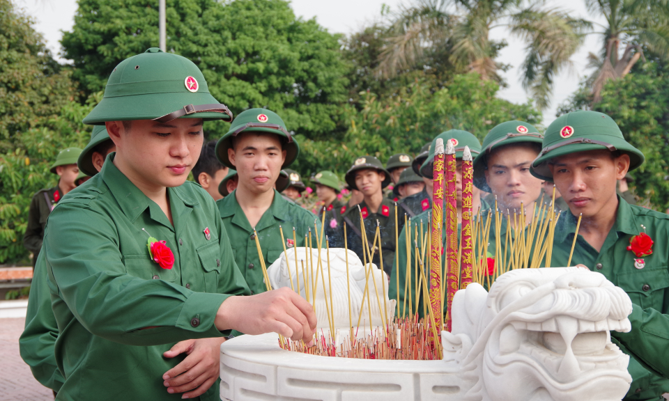 Tân binh thành phố Tân An viếng Đài tưởng niệm trước ngày lên đường nhập ngũ