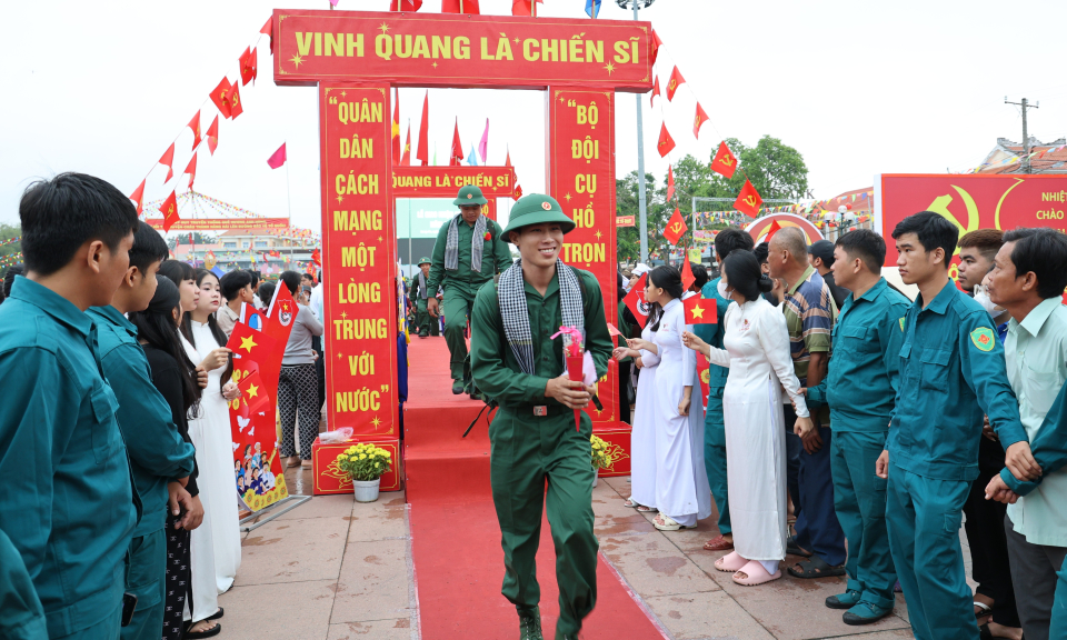 Huyện Châu Thành tiễn đưa thanh niên lên đường nhập ngũ  