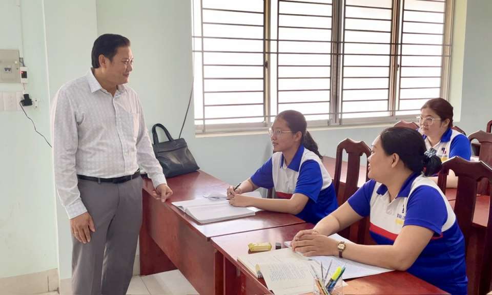 Lãnh đạo huyện Tân Hưng thăm người lao động học Tiếng Nhật để đi làm việc ở nước ngoài 