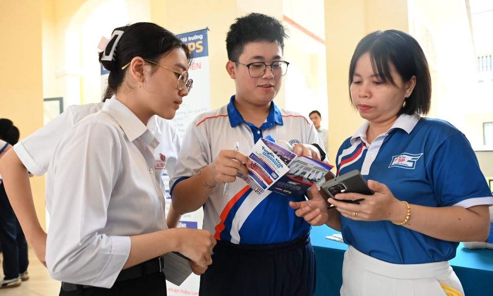 Bến Lức ngày hội tư vấn tuyển sinh hướng nghiệp cho học sinh