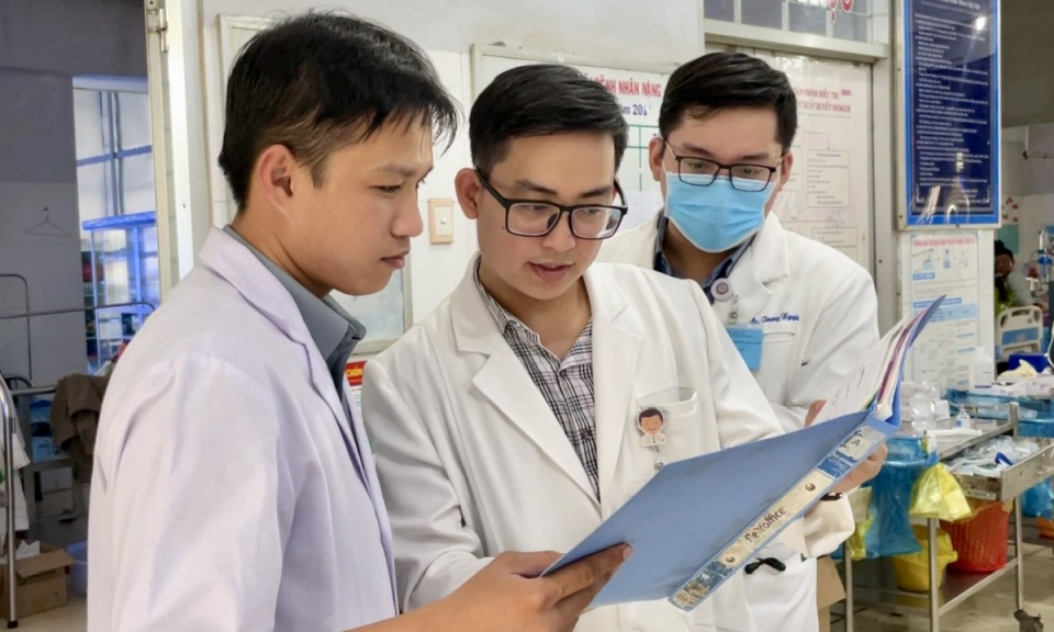 Tân Hưng: Bác sĩ huyện biên giới tận tâm với nghề