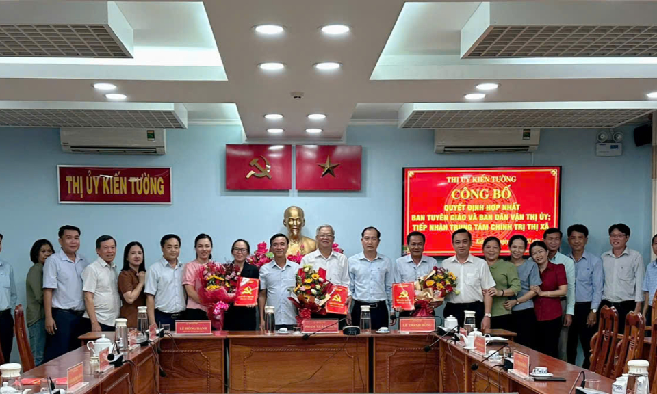 Kiến Tường công bố quyết định hợp nhất Ban Tuyên giáo và Ban Dân vận 