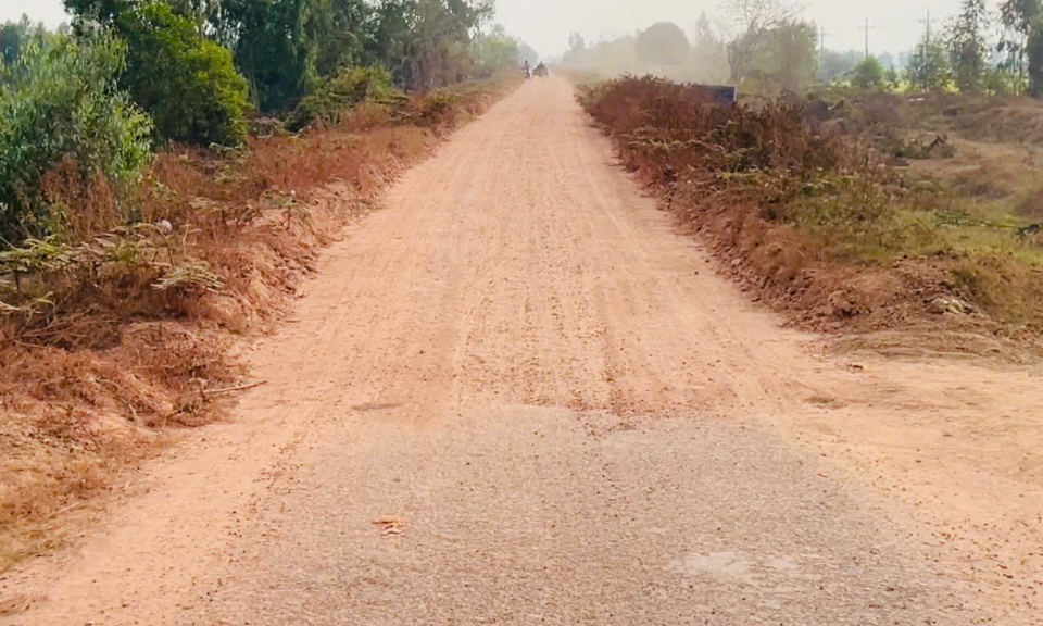 Tân Hưng đầu tư gần 17 tỉ đồng nhựa hóa đường cặp kênh T7 