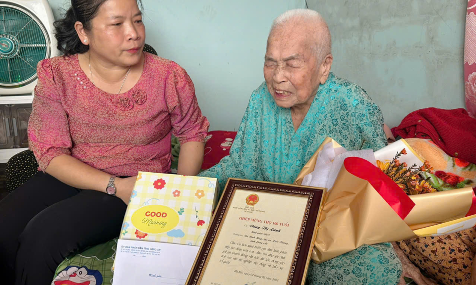 Lãnh đạo Kiến Tường thăm và trao Thiếp mừng thọ người cao tuổi