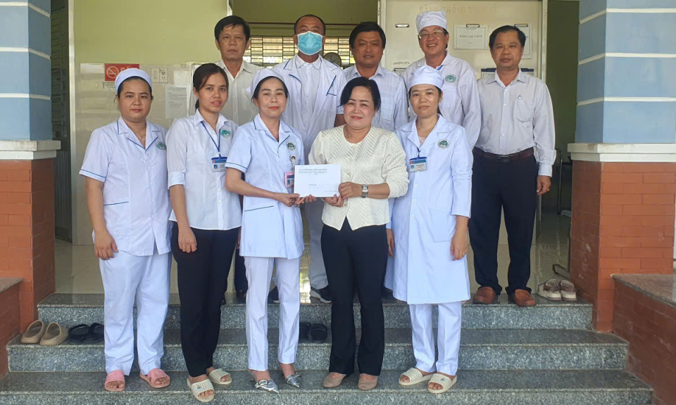 Lãnh đạo huyện Tân Thạnh thăm các cơ sở y tế nhân kỷ niệm 70 ngày Thầy thuốc Việt Nam