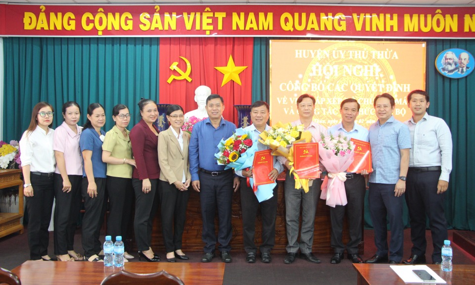 Thủ Thừa công bố các quyết định về việc sắp xếp, tổ chức bộ máy và công tác cán bộ