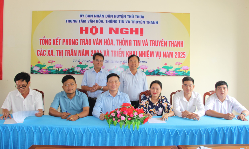  Trung tâm VHTT&TT huyện Thủ Thừa ký kết giao ước thi đua với 12 xã, thị trấn