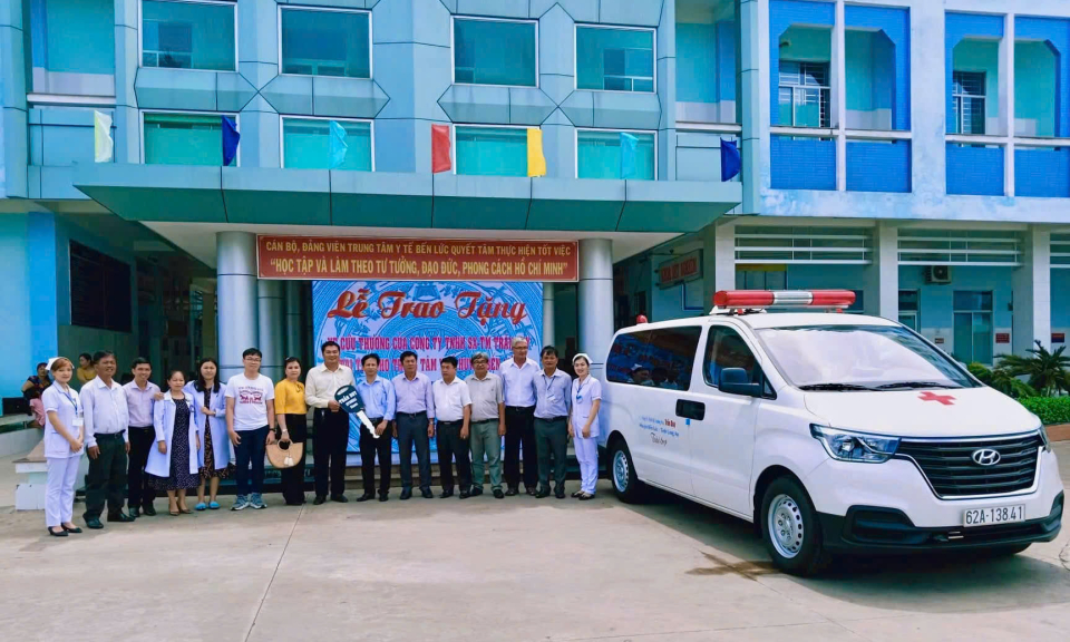 Trung tâm Y tế huyện Bến Lức lá cờ đầu trong chăm sóc sức khoẻ Nhân dân