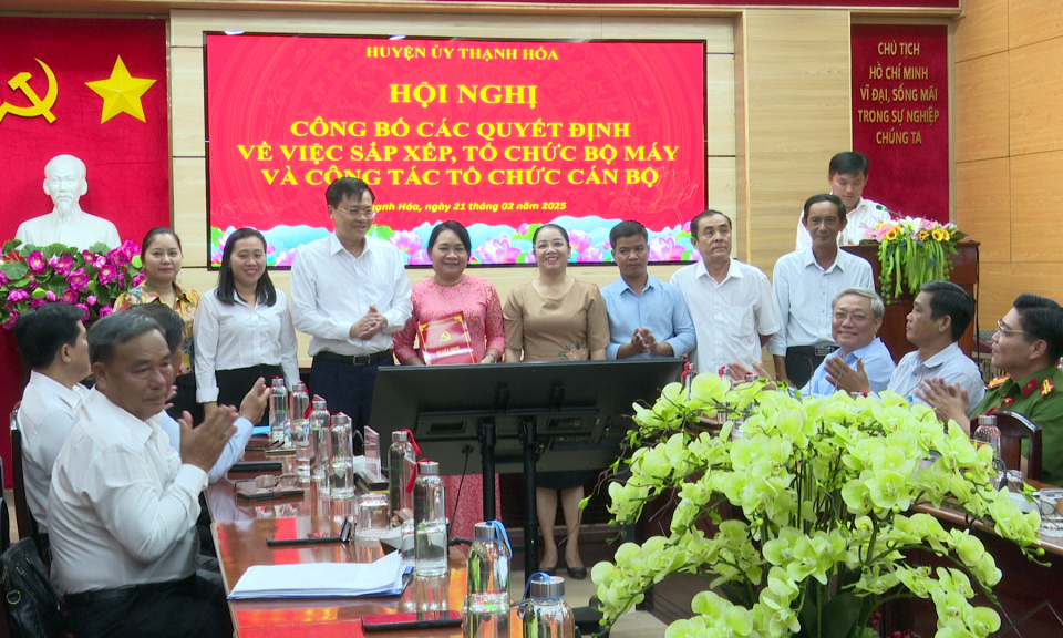 Thạnh Hóa công bố các quyết định về việc sắp xếp tổ chức bộ máy và công tác tổ chức cán bộ